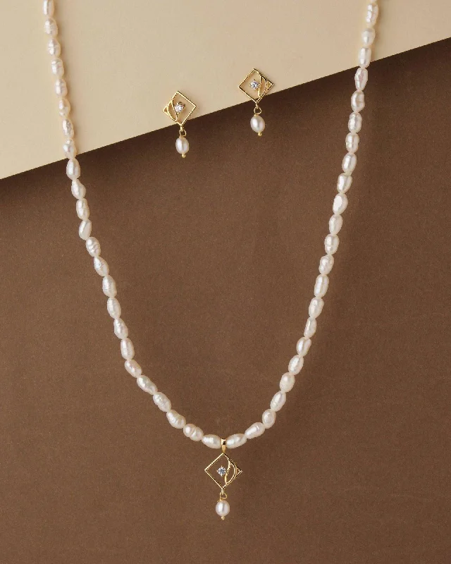 Charm and gemstone necklaces for women -Regal Pearl Necklace Set